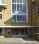 De monumentale ingangspartij, geheel in glas met stalen kozijnen.
<br/>
Richard Keijzer, 2016-03-08